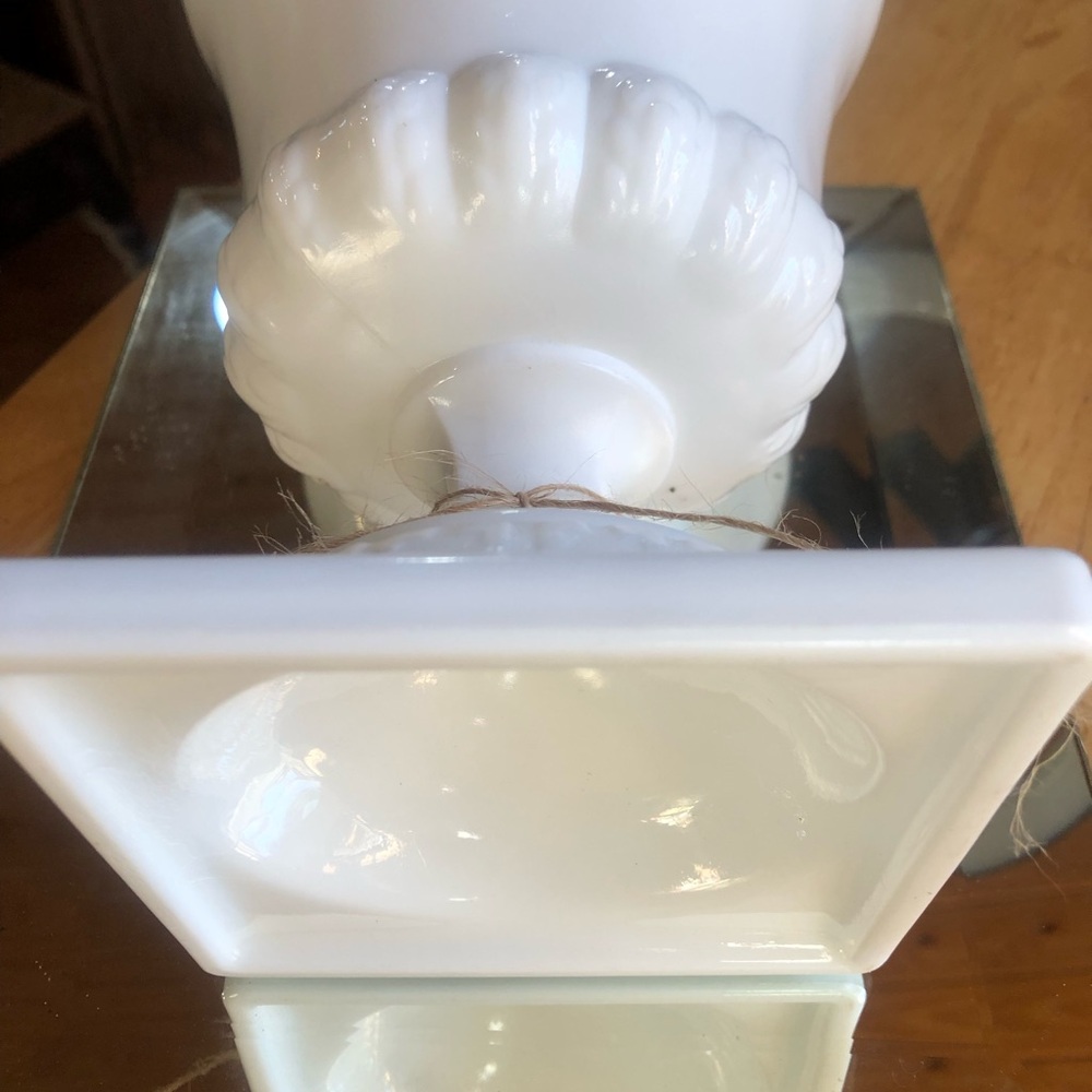 Elegant White pedestal milk glass planter vintage - Picture 5 of 5